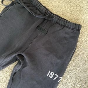 Fear of God Essentials Relaxed 1977 Lounge Sweatpants in Black. Size Medium.